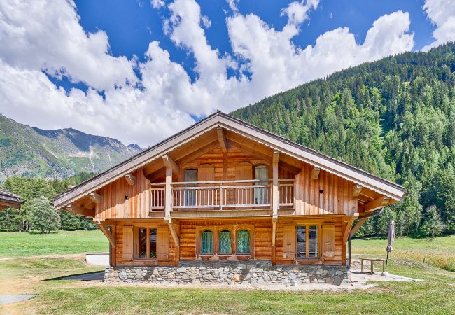 Beautiful alpine chalet with a stunning backdrop