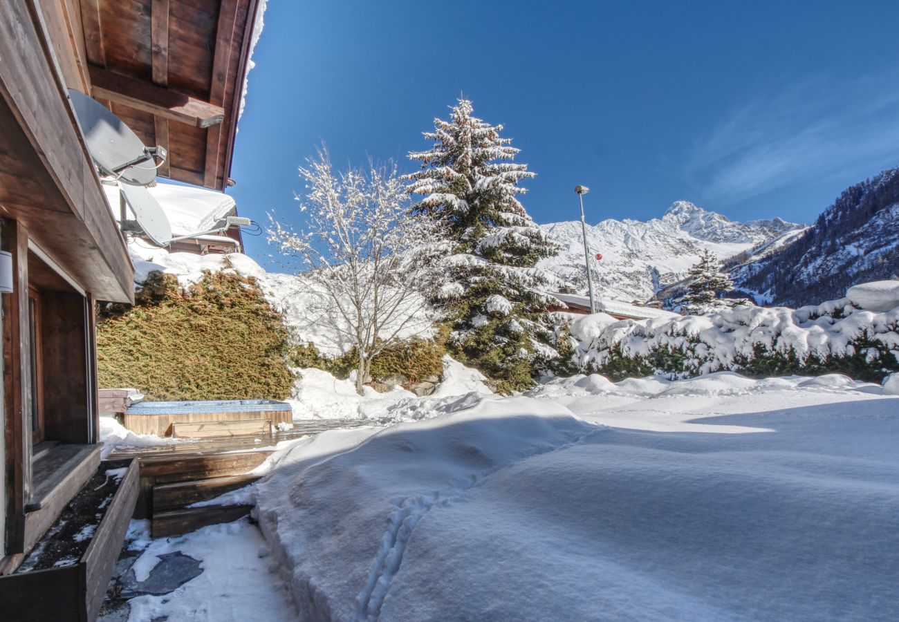 Chalet in Chamonix-Mont-Blanc - Chalet Mont Blanc - close to ski lift, sleeps 11